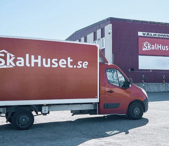 SkalHuset.se truck in front of facility_Kardex AutoStore